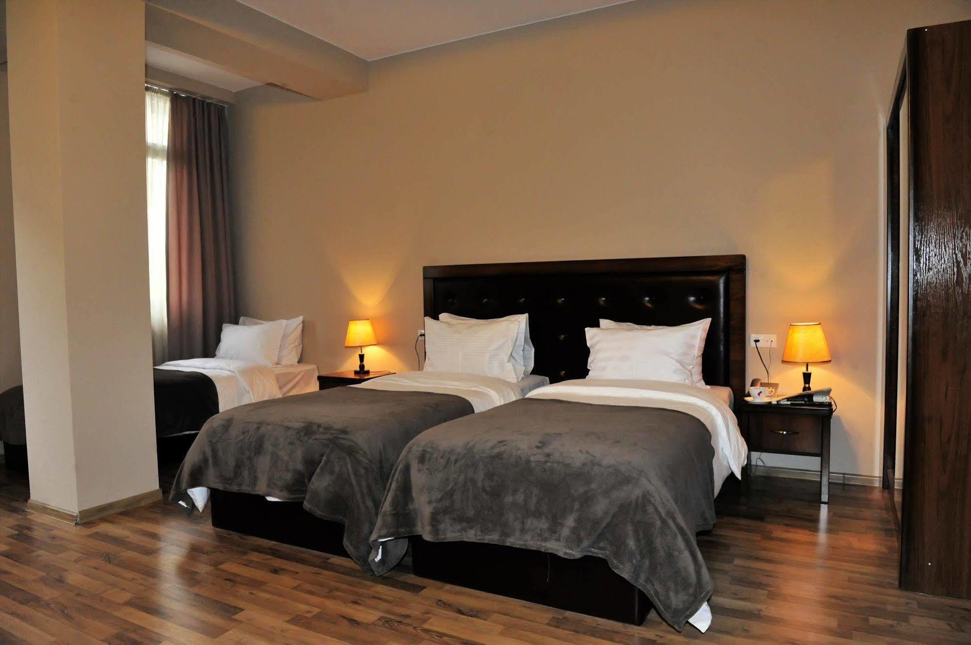 Rogalux Blue Hotel Tbilisi ภายนอก รูปภาพ